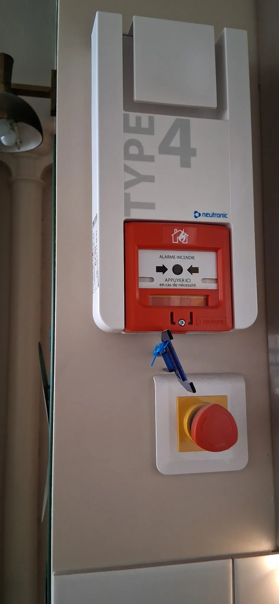 Boîtier de déclenchement manuel d'alarme incendie Type 4 installé par ALSI Protection Incendie